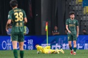 小金体育app下载-争议？19岁王钰栋提前结束谢场+怒摔水瓶！5场0球后他5次情绪失控